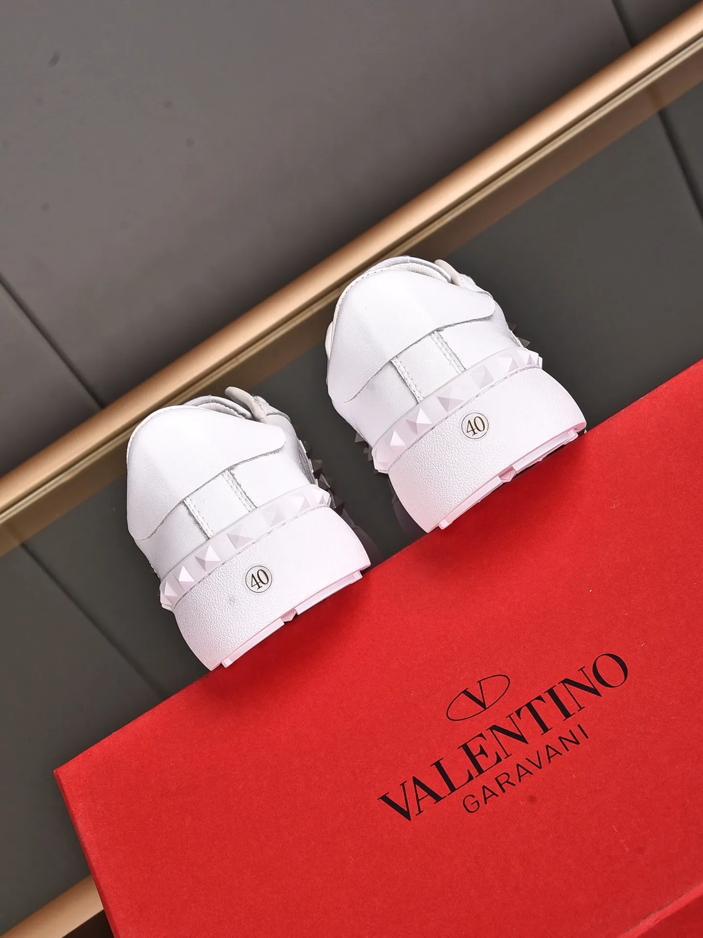 Men's shoes 440💰 (men and women couples) Valentino classic color matching series casual shoes. Made with heavy craftsmanship, good products pay attention to every detail. A must-have trendy item that can be worn all year round, it has been worn by many celebrities and Internet celebrities~~Imported cowhide surface, unique design concept, sheepskin lining, counter quality. Women’s clothing 35-40. Men’s clothing 39-44, 45-46 (returns and exchanges are not supported for custom-made items)